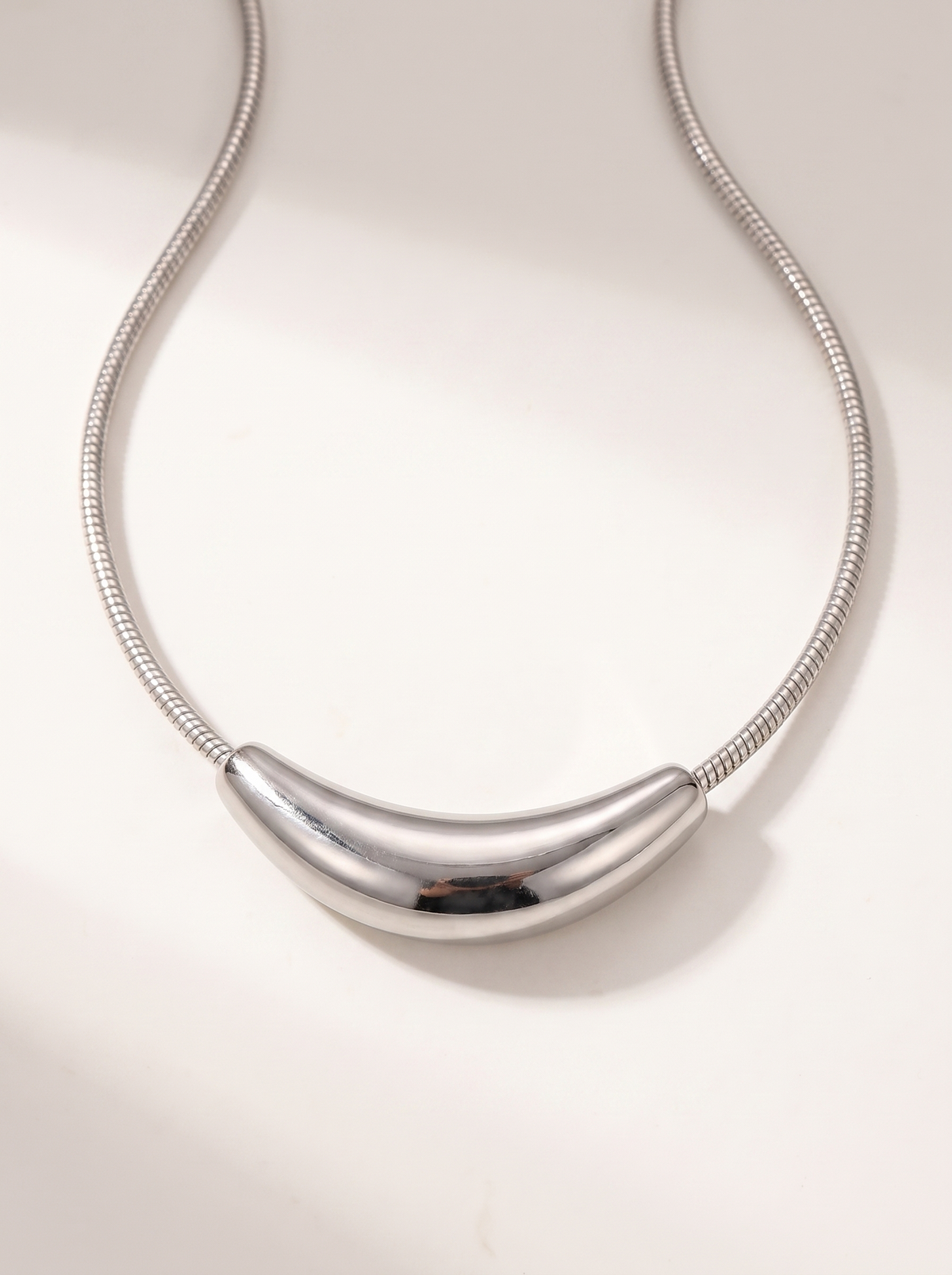 Ilse Snake Chain Curved Pendant Necklace