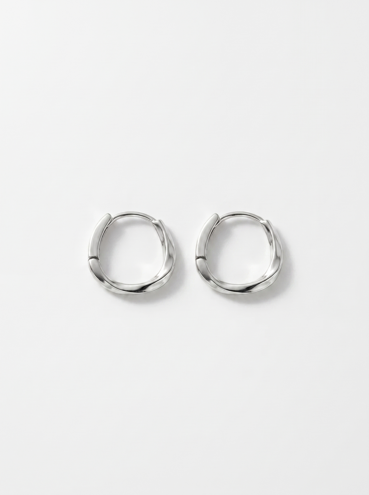 Floriane Wave Huggie Hoop Earrings